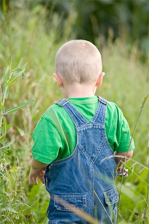 Boy Standing in Long Grass Foto de stock - Sin royalties Premium, Código: 600-01632720