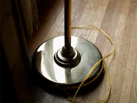 fio elétrico - Close-up of Lamp Base and Hardwood Floor Foto de stock - Royalty Free Premium, Número: 600-01632910