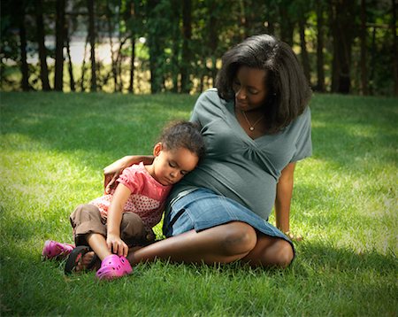 Mère et fille assise dans la Cour Photographie de stock - Premium Libres de Droits, Code: 600-01644682