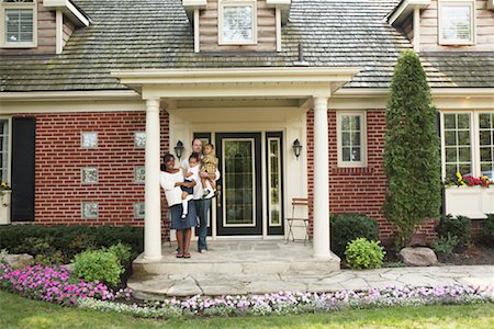 front walkway - Family on Porch of Home Foto de stock - Sin royalties Premium, Código: 600-01644701