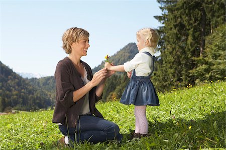 simsearch:600-01644943,k - Daughter Giving Mother Flowers Foto de stock - Sin royalties Premium, Código: 600-01644941