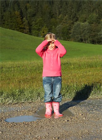 Girl Standing in Puddle Foto de stock - Sin royalties Premium, Código: 600-01644983