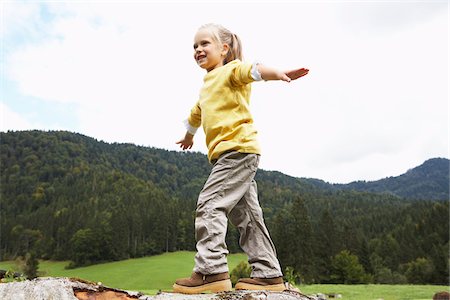 prudent - Girl Walking on Log Photographie de stock - Premium Libres de Droits, Code: 600-01645019