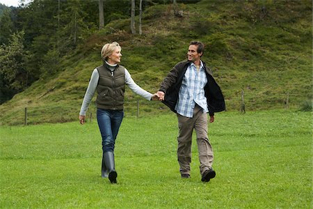 simsearch:700-01878669,k - Couple Walking in Field Fotografie stock - Premium Royalty-Free, Codice: 600-01645034