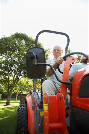 Man Driving Lawnmower Foto de stock - Sin royalties Premium, Código: 600-01645160