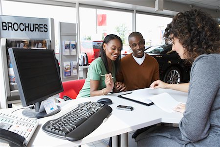 Couple With Car Saleswoman Foto de stock - Sin royalties Premium, Código: 600-01645900