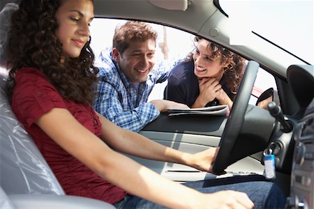 Adolescent et la famille d'acheter une voiture nouvelle Photographie de stock - Premium Libres de Droits, Code: 600-01645936