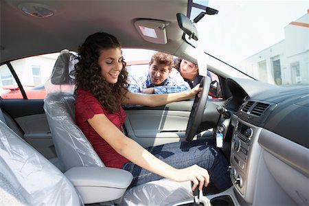 Teenager and Family Shopping For New Car Foto de stock - Sin royalties Premium, Código: 600-01645933