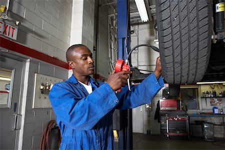 Mécanicien travaillant sur la voiture Photographie de stock - Premium Libres de Droits, Code: 600-01645965