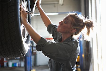 female mechanic portrait - Mécanicien travaillant sur la voiture Photographie de stock - Premium Libres de Droits, Code: 600-01645967