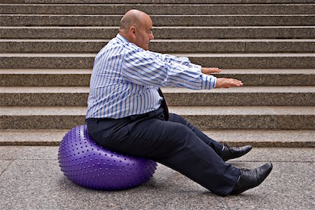 fat ball - Businessman Using Exercise Ball Foto de stock - Sin royalties Premium, Código: 600-01646039