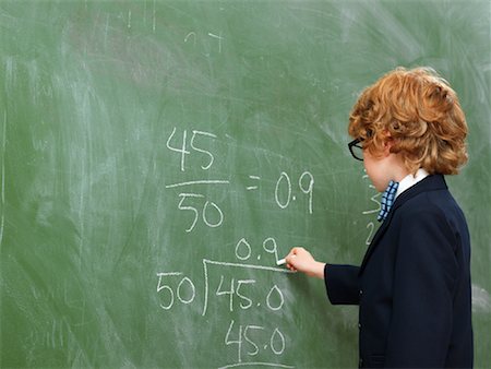 Boy Writing on Blackboard Foto de stock - Sin royalties Premium, Código: 600-01646318