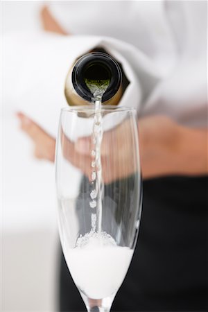 drink flowing - Verser le Champagne Photographie de stock - Premium Libres de Droits, Code: 600-01646526