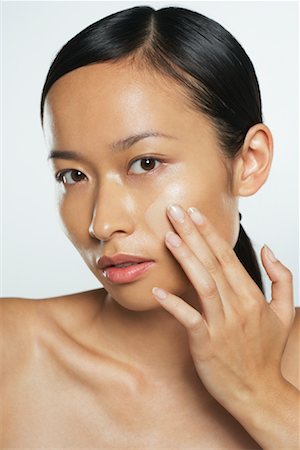 skin care routine - Portrait of Woman Applying Makeup Stock Photo - Premium Royalty-Free, Code: 600-01694033