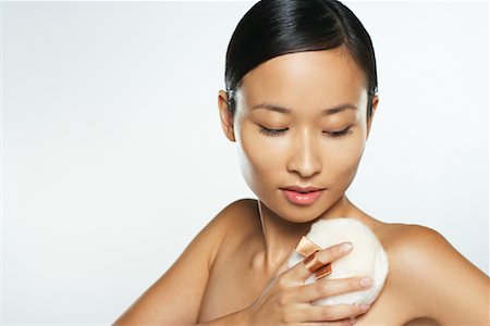 simsearch:600-00867043,k - Woman Powdering Skin Foto de stock - Royalty Free Premium, Número: 600-01694044