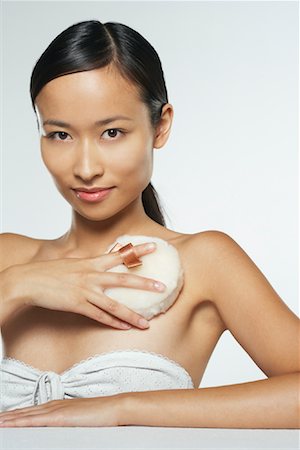 simsearch:600-00867043,k - Woman Powdering Skin Foto de stock - Royalty Free Premium, Número: 600-01694047
