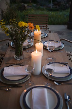 flowers in vase from above - Overview of Table with Place Settings Stock Photo - Premium Royalty-Free, Code: 600-01694137