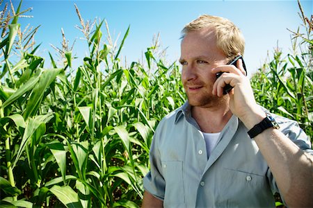 farmer looking at farm photos - Farmer in Cornfield with Electronic Organizer Foto de stock - Sin royalties Premium, Código: 600-01715962