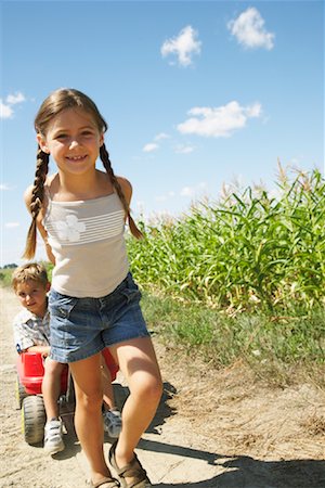 Fille et garçon avec maïs et Wagon Photographie de stock - Premium Libres de Droits, Code: 600-01716005