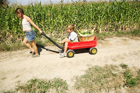 pigtail girl and brother - Girl and Boy with Corn and Wagon Foto de stock - Sin royalties Premium, Código: 600-01716003