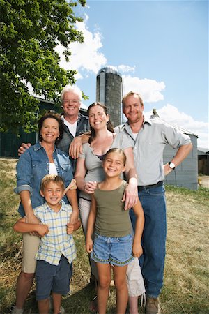 simsearch:6102-07158346,k - Portrait of Farm Family Fotografie stock - Premium Royalty-Free, Codice: 600-01716034