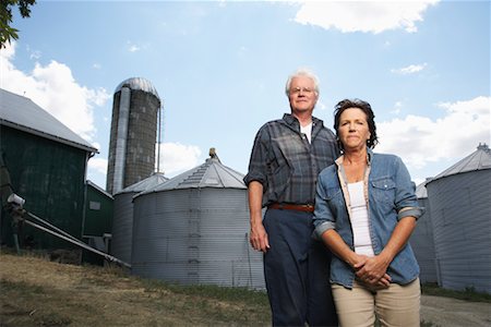 simsearch:6102-07158346,k - Portrait of Couple on Farm Fotografie stock - Premium Royalty-Free, Codice: 600-01716037