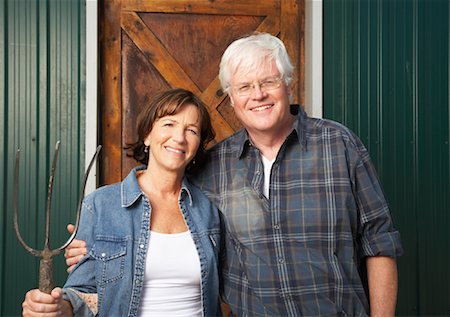 Portrait of Couple by Barn Foto de stock - Sin royalties Premium, Código: 600-01716042
