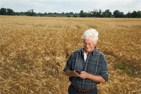 person with old mobile phone - Agriculteur dans le champ avec l'organiseur électronique Photographie de stock - Premium Libres de Droits, Code: 600-01716072