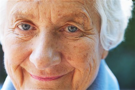 elderly face - Close-up Portrait of Senior Woman Foto de stock - Sin royalties Premium, Código: 600-01716097