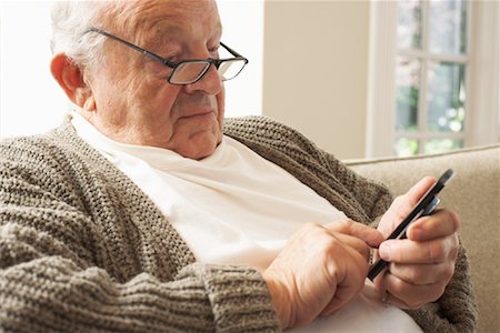 person with old mobile phone - Senior homme regardant téléphone cellulaire Photographie de stock - Premium Libres de Droits, Code: 600-01716125