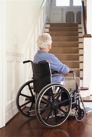 sans défense - Haute femme en fauteuil roulant au bas de l'escalier Photographie de stock - Premium Libres de Droits, Code: 600-01716153