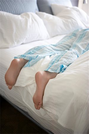 simsearch:600-02071235,k - Woman Lying on Bed Fotografie stock - Premium Royalty-Free, Codice: 600-01716259