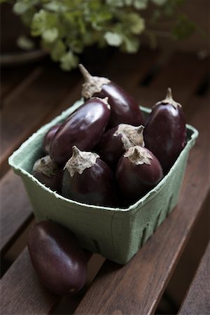 simsearch:600-02377096,k - Box of Eggplants Foto de stock - Sin royalties Premium, Código: 600-01716662