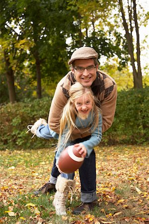 Portrait of Father and Daughter Playing American Football, in Autumn Foto de stock - Sin royalties Premium, Código: 600-01717666