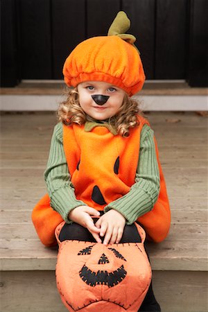 simsearch:700-00021555,k - Portrait of Girl Dressed-up as Pumpkin Foto de stock - Royalty Free Premium, Número: 600-01717679