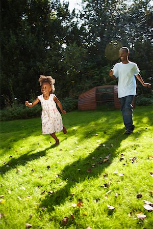 Children in Backyard Foto de stock - Sin royalties Premium, Código: 600-01717909