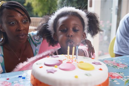soplar velas - Family at Girl's Birthday Foto de stock - Sin royalties Premium, Código: 600-01717954
