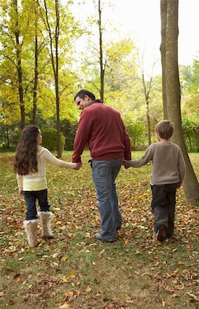 dad son hold hand walk back - Père et enfants à pied à l'automne Photographie de stock - Premium Libres de Droits, Code: 600-01742513