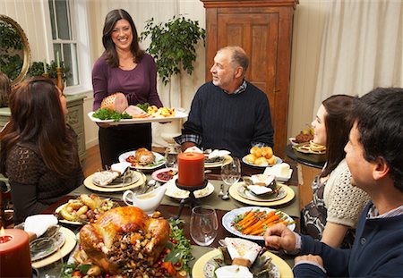 family group hispanic indoors - Femme servant le dîner de Thanksgiving Photographie de stock - Premium Libres de Droits, Code: 600-01742531