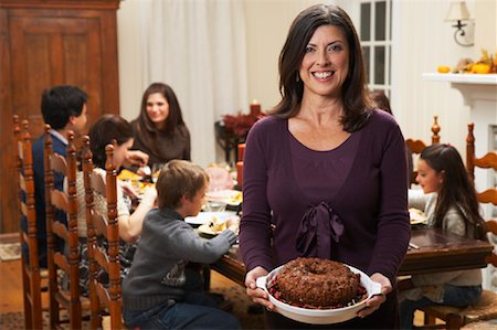 enjoying dinner with family - Woman Holding Dessert at Family Dinner Foto de stock - Sin royalties Premium, Código: 600-01742542