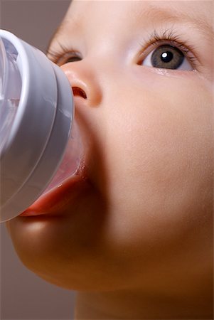 del bebè - Baby Drinking from Bottle Fotografie stock - Premium Royalty-Free, Codice: 600-01742760