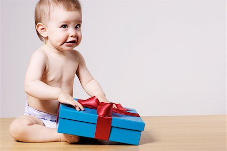 del bebè - Baby with Gift Fotografie stock - Premium Royalty-Free, Codice: 600-01742771
