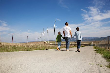 simsearch:600-06431301,k - Père et enfants marchant sur une route rurale, à proximité des éoliennes Photographie de stock - Premium Libres de Droits, Code: 600-01742847