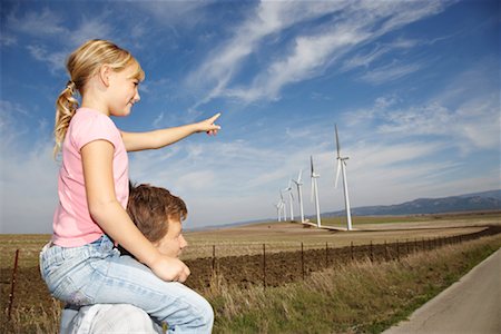 simsearch:600-01764377,k - Jeune fille sur les épaules du père pointant sur les éoliennes Photographie de stock - Premium Libres de Droits, Code: 600-01743475