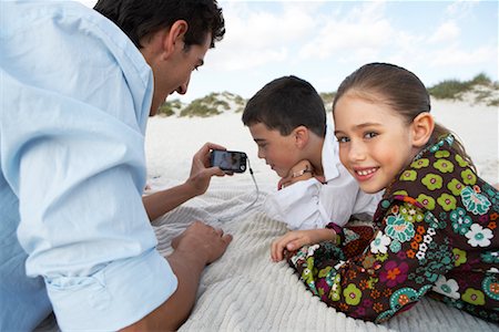 simsearch:700-01574790,k - Father and Kids on the Beach Foto de stock - Royalty Free Premium, Número: 600-01755474