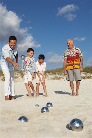 Family Playing Bocce on the Beach Foto de stock - Sin royalties Premium, Código: 600-01755480