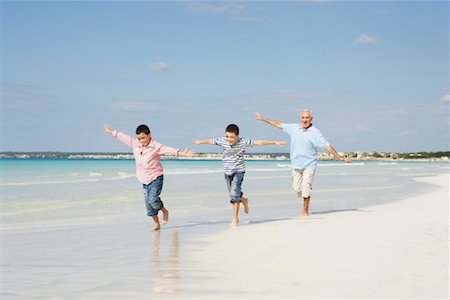 Family Running on the Beach Foto de stock - Sin royalties Premium, Código: 600-01755521