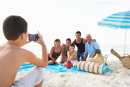 Boy Taking Photo of Family on the Beach Foto de stock - Sin royalties Premium, Código: 600-01755536