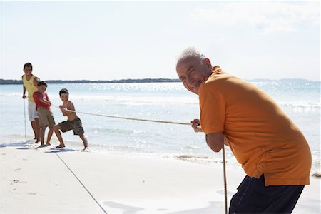 Family Playing Tug-of-War on the Beach Foto de stock - Sin royalties Premium, Código: 600-01755531