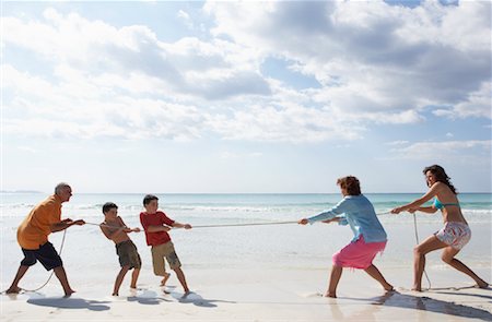 Family Playing Tug-of-War on the Beach Foto de stock - Sin royalties Premium, Código: 600-01755533